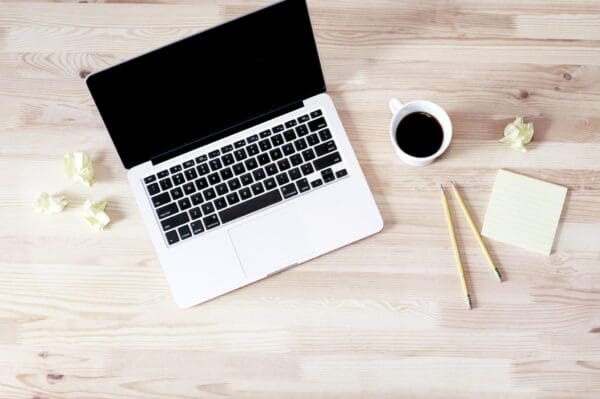 Mac Notebook mit Notizzettel